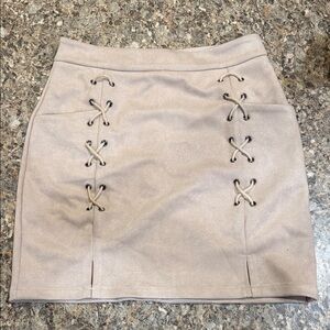 Light pink faux suede mini skirt w/ tie details, pockets, mini split hems size M